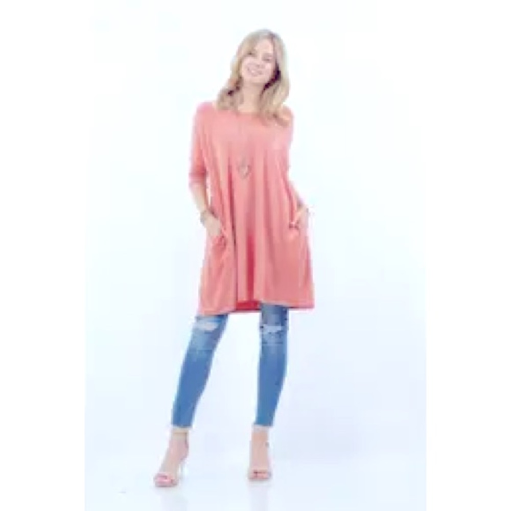 Two-pocket oversize tunic dress.